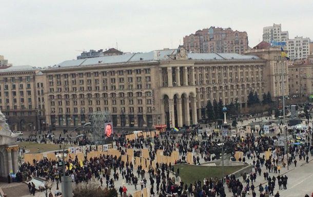 На Майдане собрались больше 100 людей, которые призывают приносить палатки и чай.