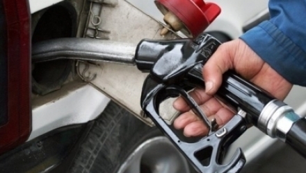 Trei bărbați au fost reținuți în flagrant delict în momentul în care vindeau ilegal motorină șoferilor de rută din capitală.