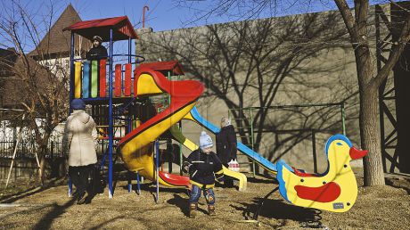 O creangă imensă s-a prăbuşit peste nişte copii în Grădina publică Ştefan cel Mare din Capitală. Foto: publika.md