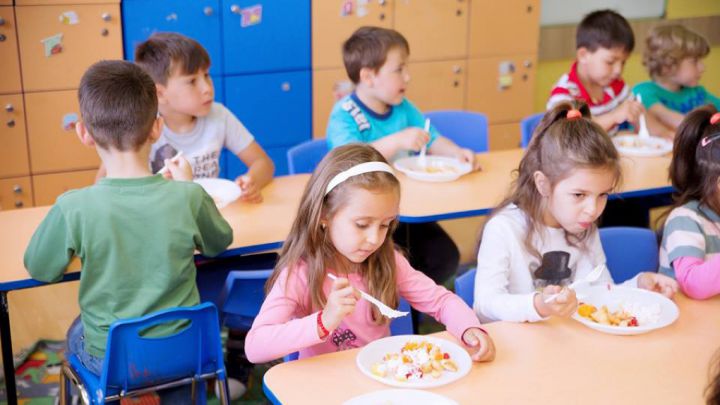 Statul va oferi, din 2018, mai mulţi bani pentru alimentaţia copiilor din grădiniţe şi şcoli. 