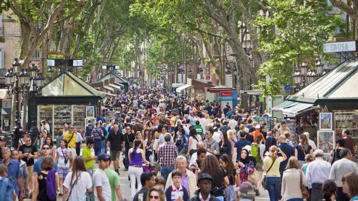 Turiști din Barcelona, bombardați cu ouă de localnicii nemulțumiți