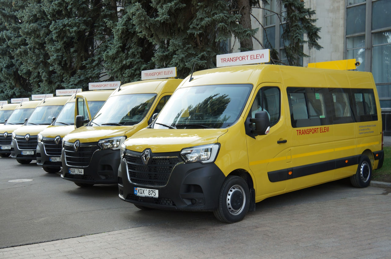 Moldova a primit încă 20 de microbuze școlare din România.