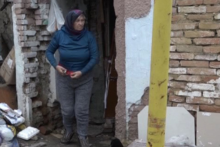 Пожилая женщина в Бельцах страдает от голода в полуразрушенном доме.