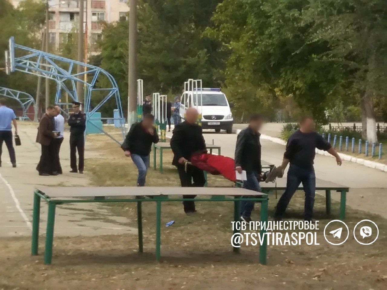 Очевидцы говорят, что слышали 10 выстрелов. 