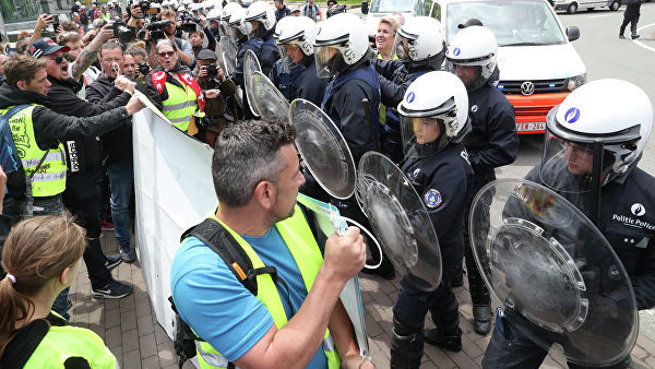 В Брюсселе произошли стычки между "желтыми жилетами" и полицией.