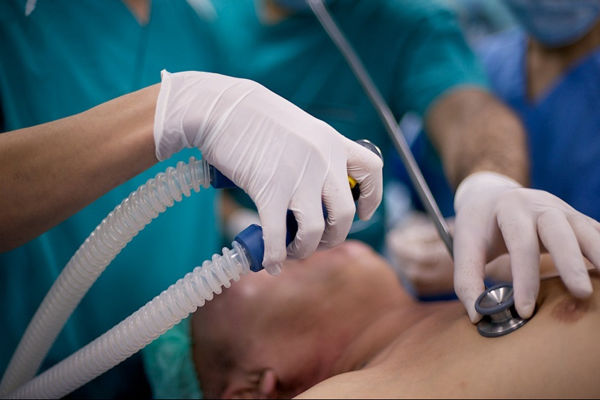 Soţul acesteia, care era la volanul maşinii, rămâne internat.