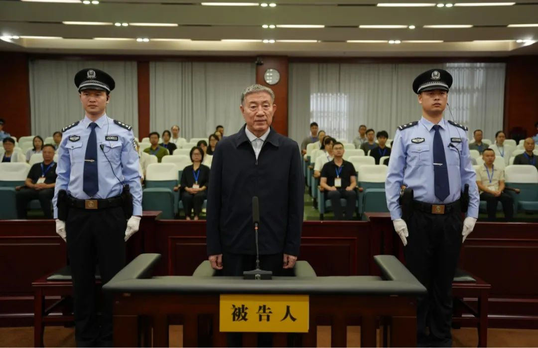 Un fost oficial de rang înalt din China, condamnat la moarte pentru luare de mită.