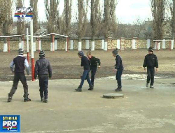 Bataie intr-o scoala din Anenii Noi: Un elev s-a ales cu o coasta fisurata.