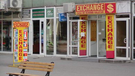 Doi cetăţeni moldoveni au încercat să jefuiască un schimb valtur din România. Foto:paginadebanci.ro