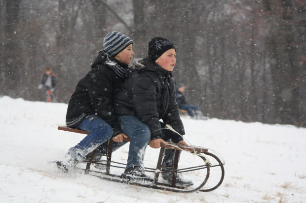 Momentul în care un copil din capitală se lovește dur într-un obstacol. Foto simbol: realitatea.md