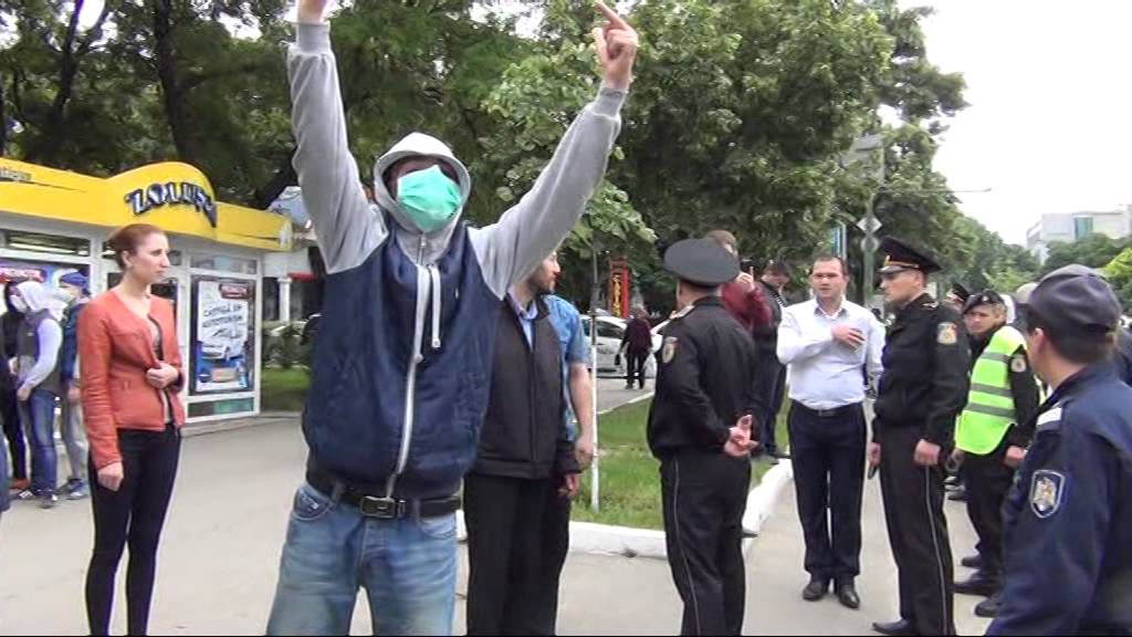 Participanţii la marşul LGBT, evacuați din cauza unor activişti religioşi agresivi. Foto: youtube.com