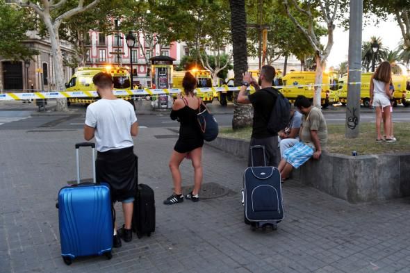 Люди рассматривают сцену теракта в Лас Рамблас в Барселоне. Фото: David Ramos/Getty Images.