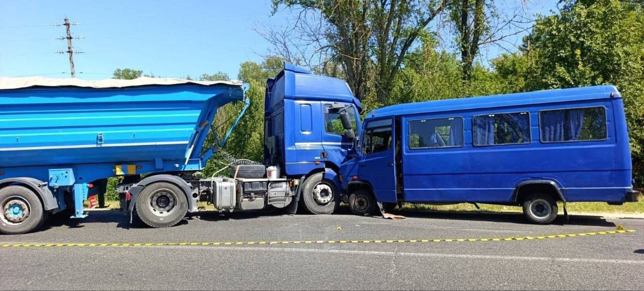 Un microbuz și un camion s-au ciocnit în apropiere de Ungheni: 15 pasageri, la spital.