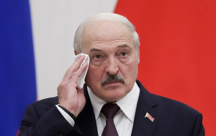Лукашенко предлагает наказывать за насилие или угрозы экс-президенту.
