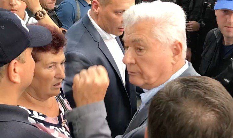 Протестующие освистали Владимира Воронина, скандируя ему вслед "Вор, вор!".