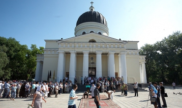Creștinii celebrează astăzi una dintre cele mai mari sărbători ale bisercii creștine, Adormirea Maicii Domnului.