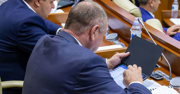 Из-за пандемии поставка планшетов для депутатов вновь задерживается.