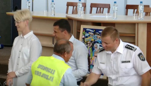 Участникам кампании "Под опекой старших" вручили мобильные телефоны.