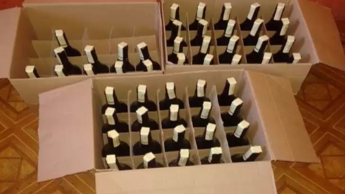 Un tânăr de 21 de ani din Capitală, reținut pentru comercializarea băuturilor spirtoase contrafăcute. Foto: politiacapitalei.md