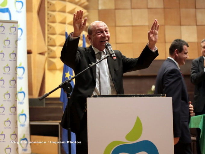 Traian Băsescu beneficiază în afară de pensie şi de un venit echivalent cu 75% din salariul preşedintelui României. 