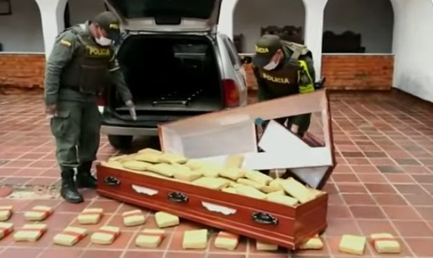 В Колумбии задержаны наркоторговцы, перевозившие марихуану в гробах.