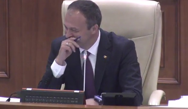 Услышав вопрос Рейдмана, спикер заявил: "Согласно регламенту" и начал смеяться без видимой на то причины. 