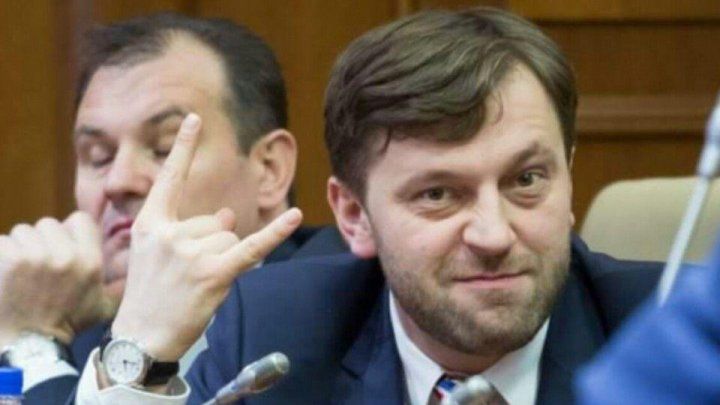 Алайба предпочитает получать зарплату наличными и не пользуется картой.