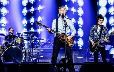 Участники The Beatles воссоединились на сцене.