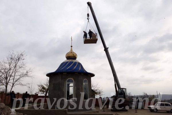 В Вулканештах установили купол и крест на строящейся часовне.