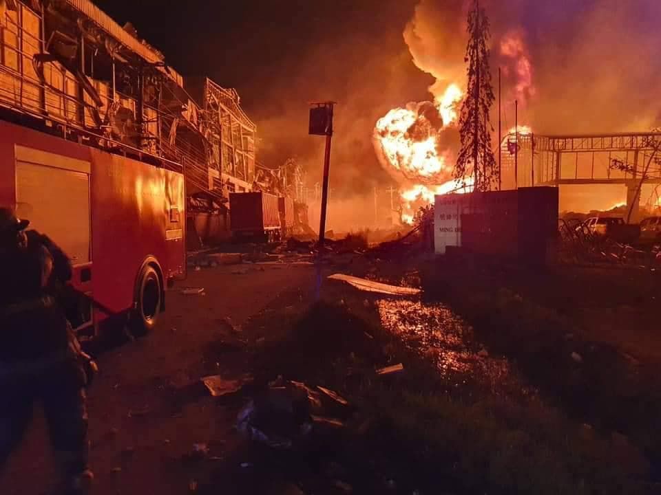 Мощный взрыв уничтожил химический завод в Таиланде.
