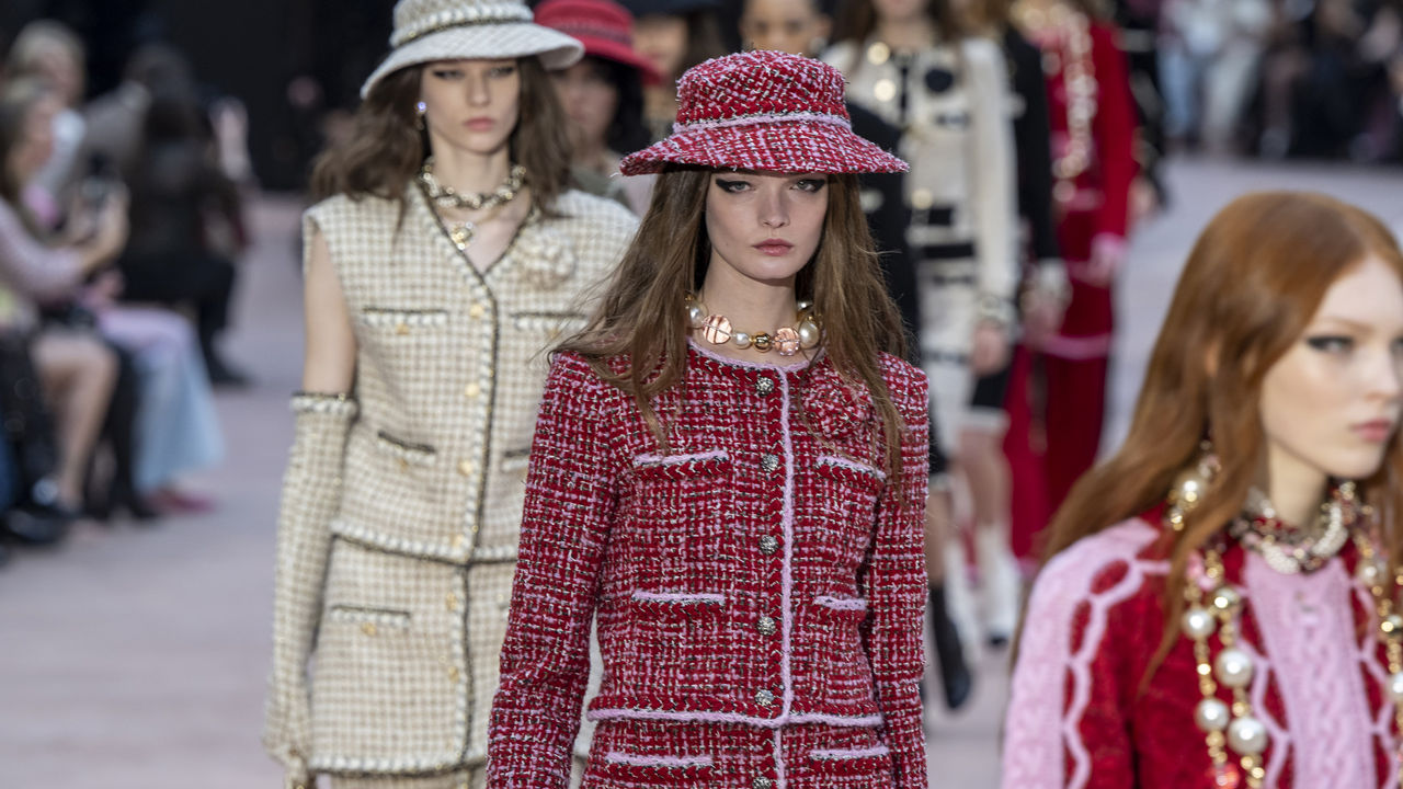 В 2024 году прибыль Chanel упала почти на треть - до 4,5 млрд долларов.