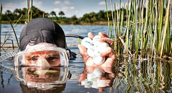 Un american plonjează în apele de pe terenurile de golf din Florida și recuperează mingile, pe care le curăță și le vinde.