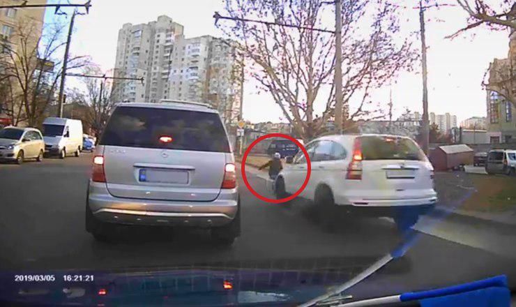 В социальных сетях было опубликовано видео наезда на 9-летнюю девочку на улице Христо Ботев.