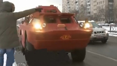 Dacă veți vizita Rusia în această perioadă, să nu vă surprindă faptul că, atunci când chemați un taxi, acesta s-ar putea să vină sub forma unui vehicul militar blindat BRDM-2, scrie realitatea.net.