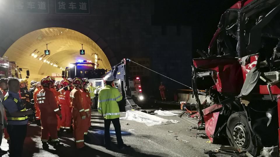 В результате крупной дорожной аварии в провинции Шэньси в центральном Китае погибли 36 человек