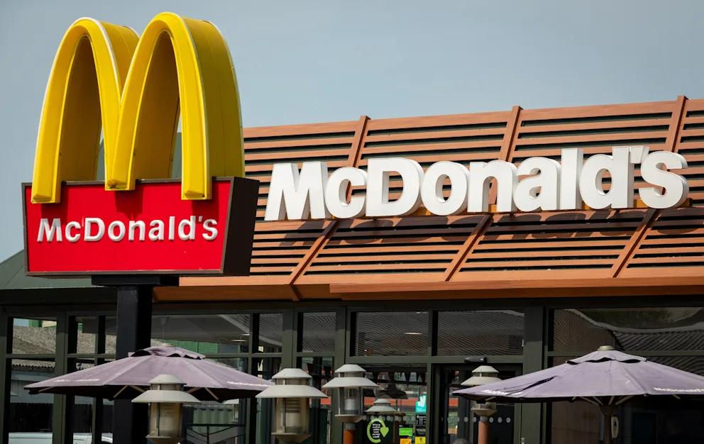 Un McDonald’s din Marea Britanie a limitat accesul adolescenților pentru a crea o zonă liniștită.