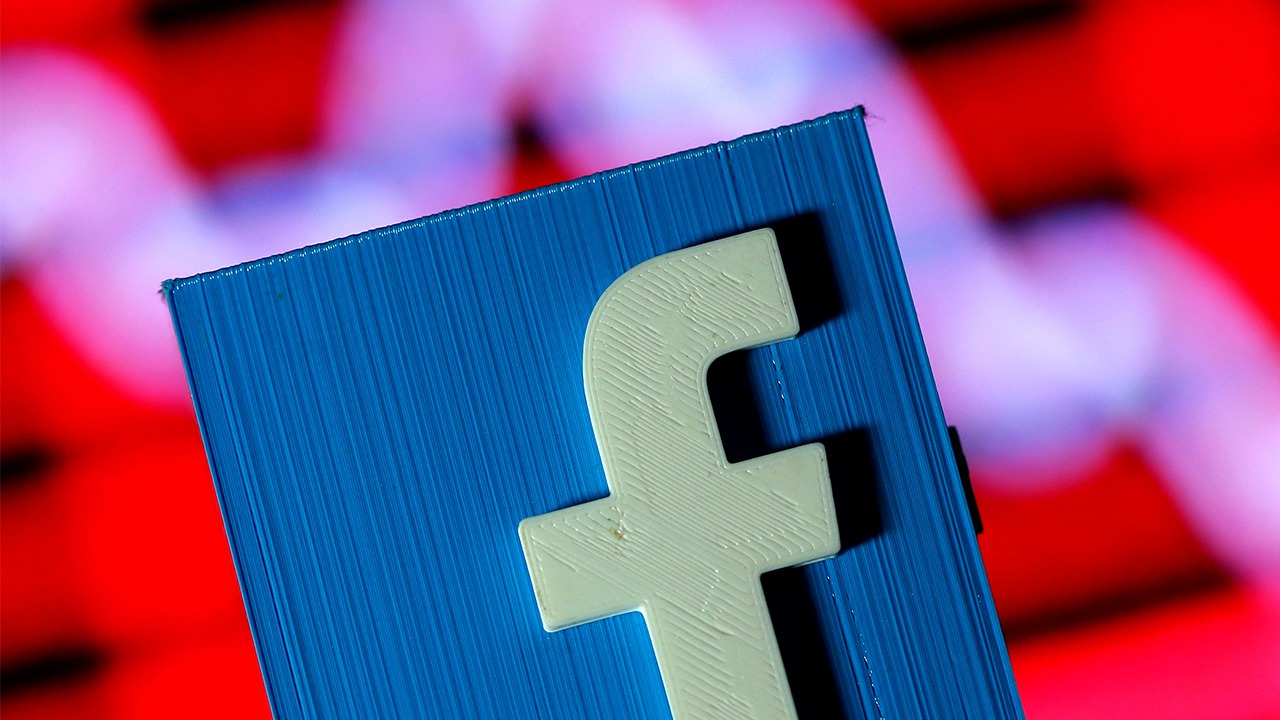 Facebook are o nouă reacție. Ce semnifică noul emoji cu steagul curcubeu