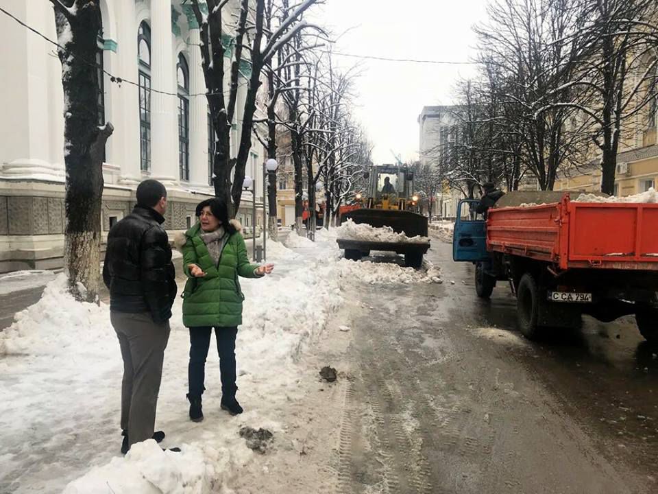 Curăţenie în Capitală. Silvia Radu: 30 de utilaje acționează. Foto: facebook.com