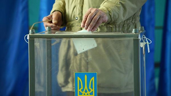 На Украине полицейские взломали сейф с бюллетенями по просьбе избиркома.