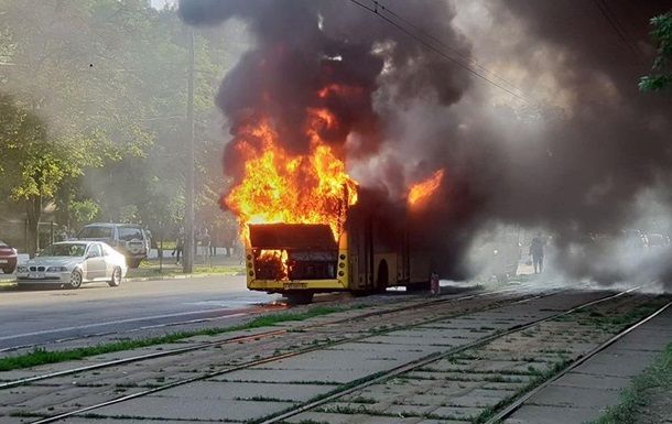 В центре Киева взорвался и сгорел автобус.