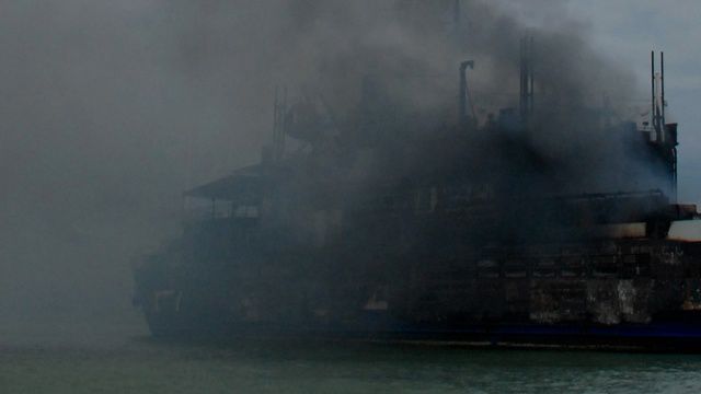 Пожар начался в машинном отделении парома.