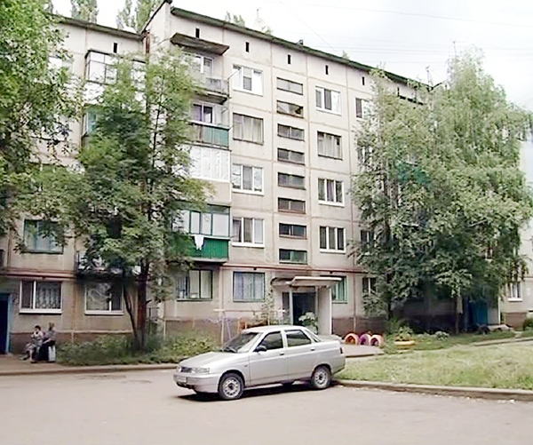 Будучи в состоянии алкогольного опьянения 45-летний мужчина, страдающий психическим расстройством, выпал из окна квартиры, расположенной на пятом  этаже.