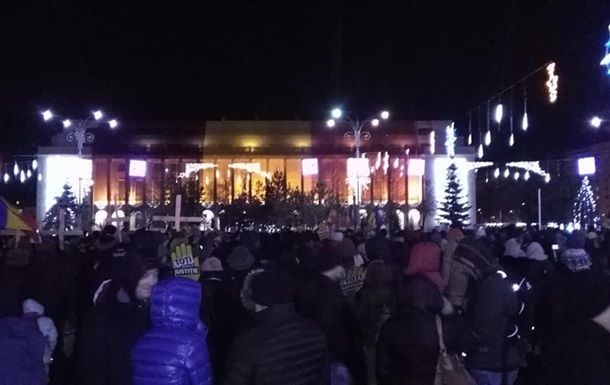 В Бухаресте около 10 тысяч протестующих прошлись по центру.