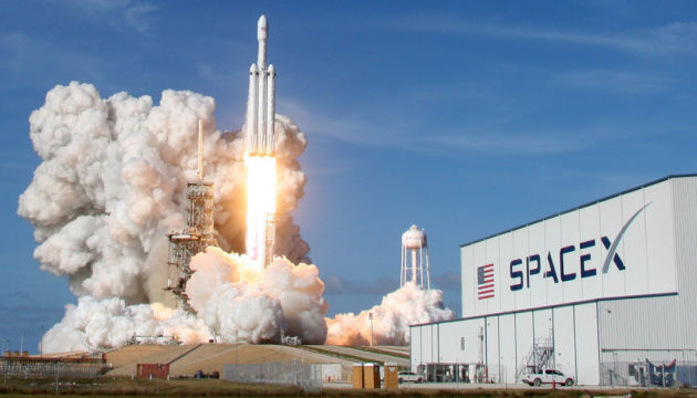 SpaceX запустила ракету с 60 интернет-спутниками.