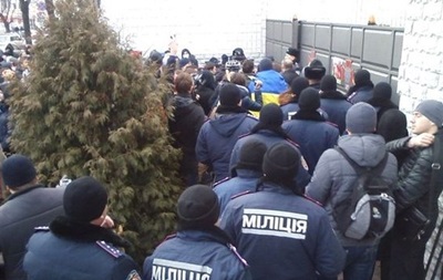 Организаторы Евромайдана просят людей вести себя мирно, напоминают, что это мирная акция.