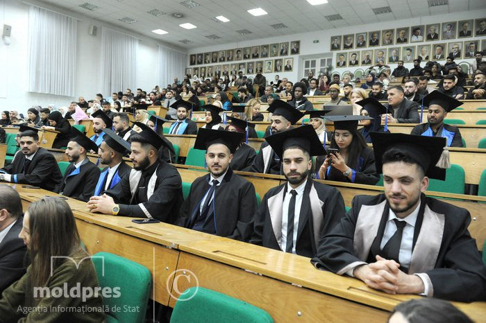 В Медуниверситете Молдовы 35 иностранных выпускников дали клятву врача.