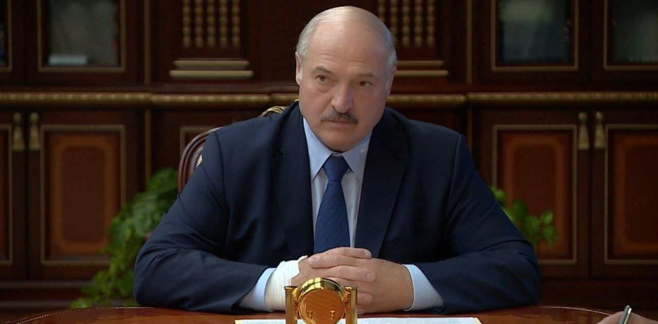 Лукашенко появился на совещании Совбеза с забинтованной рукой.