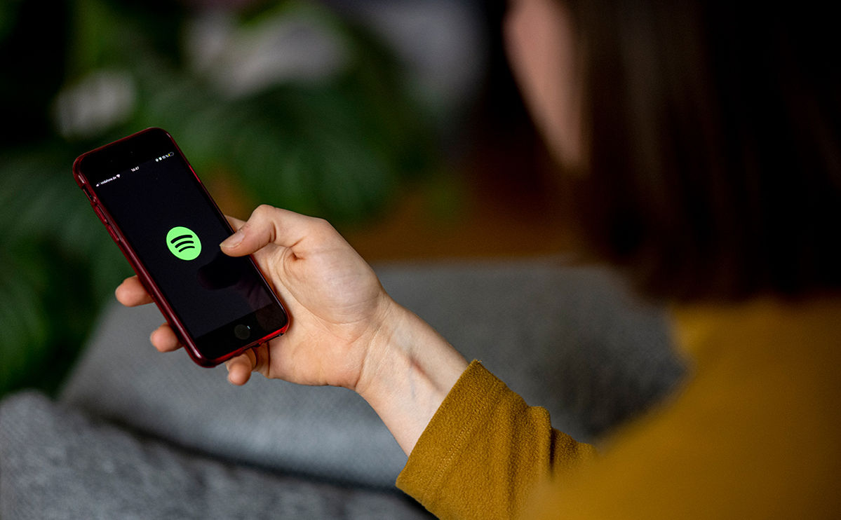 Приложение Spotify удалили из российских App Store и Google Play.