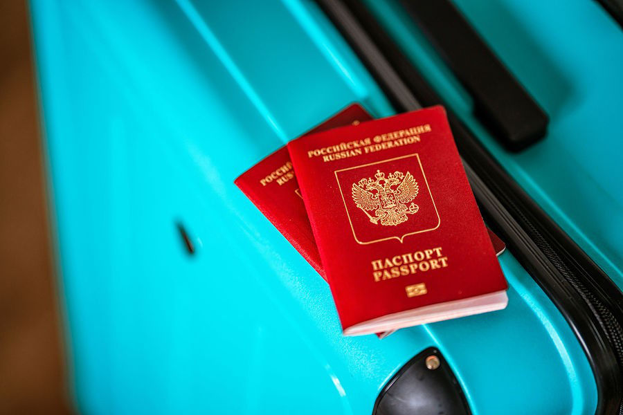 Депутатам и чиновникам в регионах неофициально запретили покидать РФ.