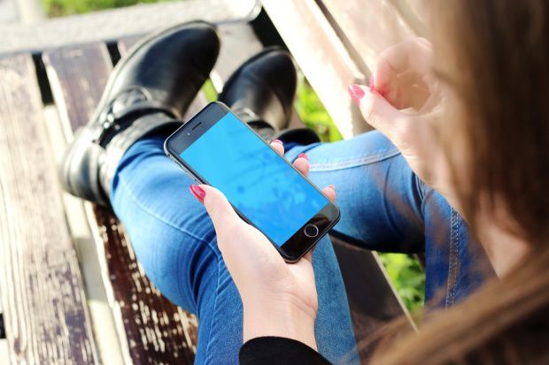A vrut să-şi vândă virginitatea în schimbul unui Iphone 8 însă a avut parte de o lecţie dură. 